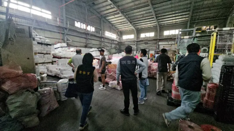 塑膠袋價格狂飆五成！調查局連假加班千人出動　全面盤查供應鏈