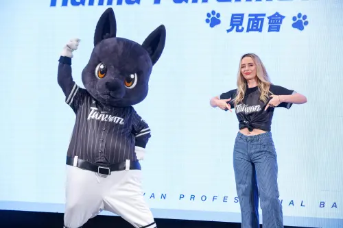 ▲費嫂漢娜跟歐告本尊相見歡，還在台上玩默契大考驗。（圖／記者趙文彬攝）