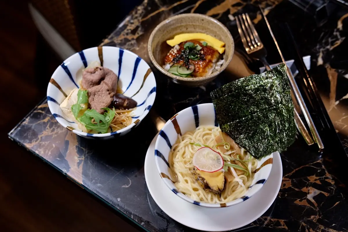 ▲喜來登飯店「十二廚」推出新菜色，尤其必吃鮑魚雞白湯拉麵、牛肉壽喜燒、鰻魚飯三道菜，更有四人同行一人免費之優惠。（圖／記者葉盛耀攝）