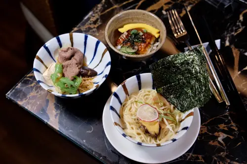 ▲喜來登飯店「十二廚」推出新菜色，尤其必吃鮑魚雞白湯拉麵、牛肉壽喜燒、鰻魚飯三道菜，更有四人同行一人免費之優惠。（圖／台北喜來登飯店提供）