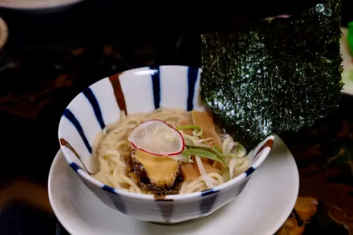 ▲十二廚期間限定菜色「日式鮑魚雞白湯拉麵」，吃得到一整顆鮑魚。（圖／記者葉盛耀攝）