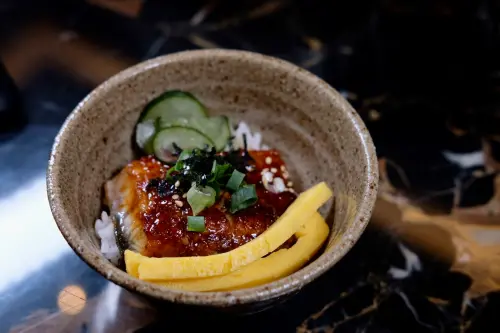 ▲十二廚期間限定菜色「鰻魚飯」一小碗，吃起來香嫩宜人不覺負擔。（圖／記者葉盛耀攝）