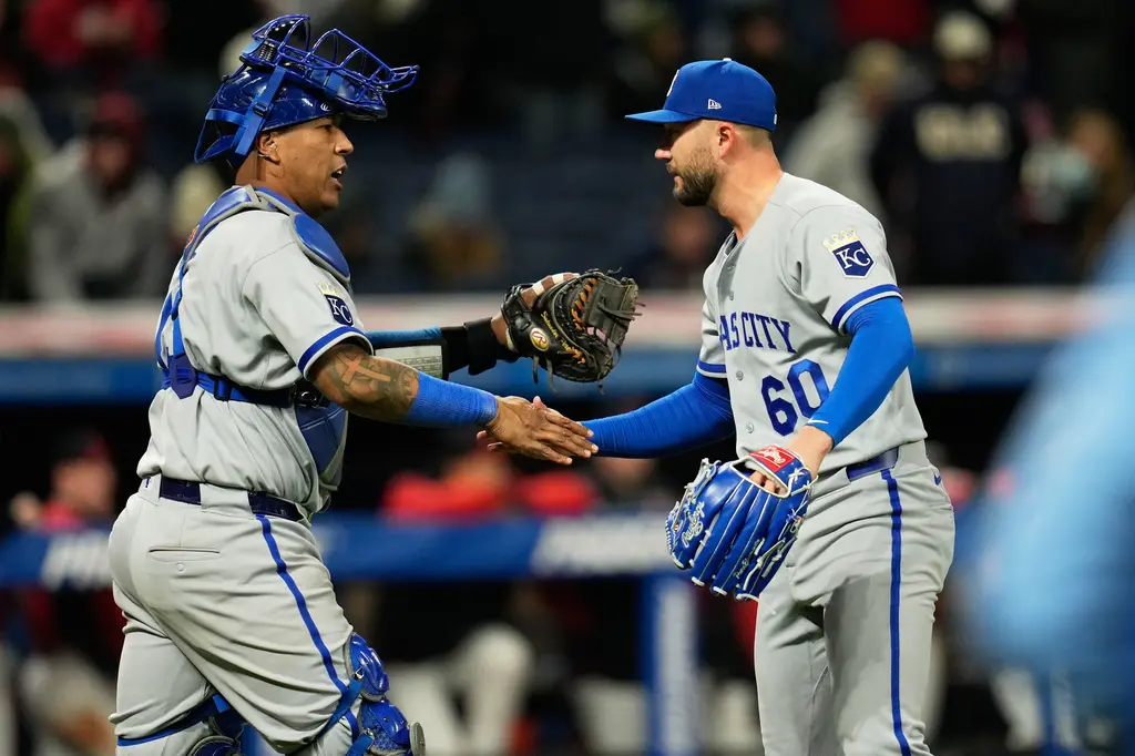▲堪薩斯皇家隊今（7）日在客場挑戰克里夫蘭守護者隊的比賽中，完成了一次足以載入史冊的「珍稀雙殺」。這場特殊的「5-6-4-3」雙殺守備，不僅是21世紀以來首度出現，更是大聯盟近31年來未曾見過的守備奇觀。（圖／美聯社／達志影像）