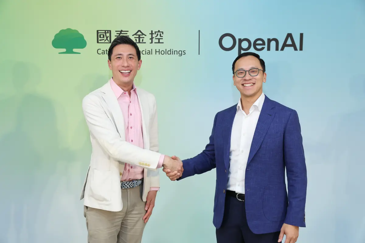 ▲國泰金控宣布與OpenAI啟動策略合作，成為OpenAI在台灣首家達成此規模的金融業策略合作夥伴，打造企業級AI工作站，全方位提升集團營運效率。左為國泰金控科技長姚旭杰，右為 OpenAI國際業務主管謝家豪（Oliver Jay）。（圖／國泰金控提供）