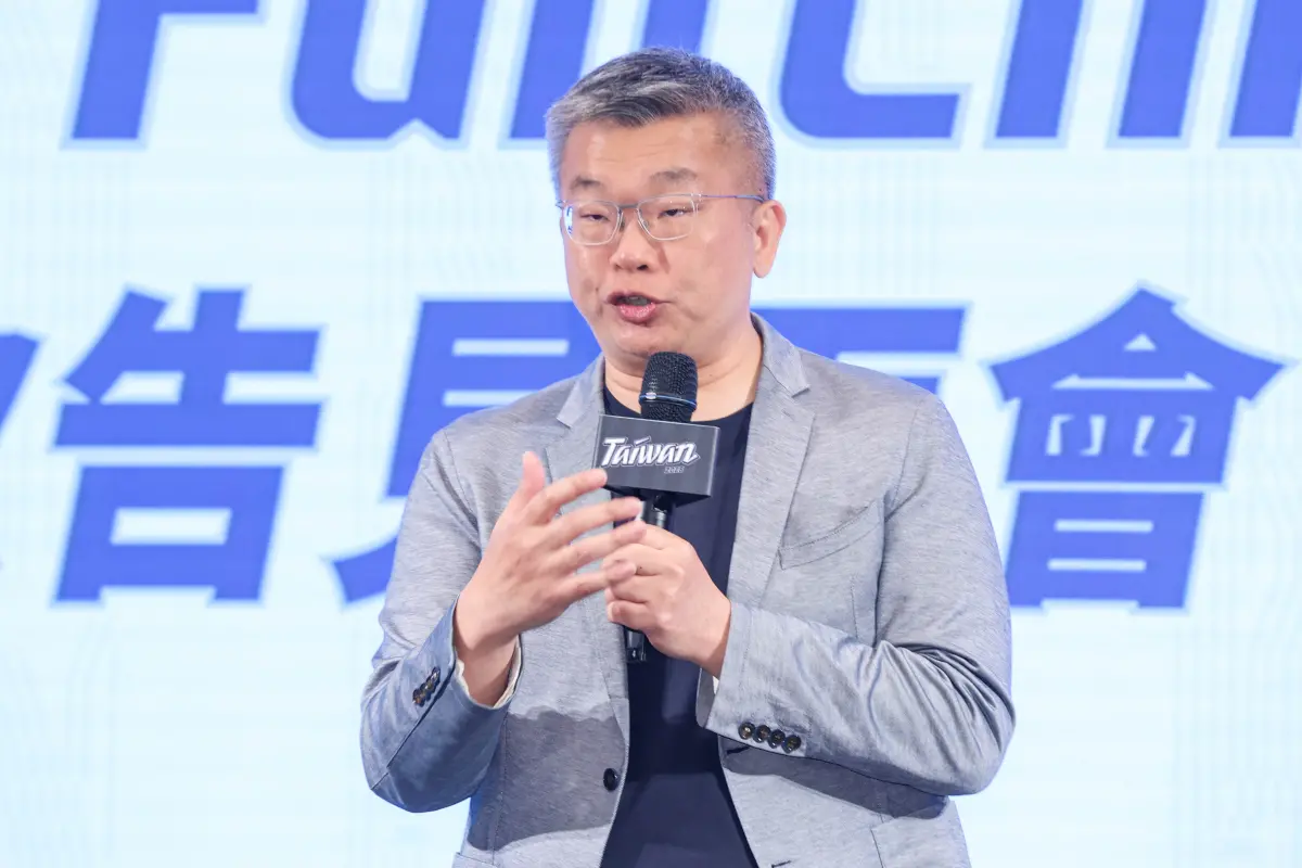 ▲有不少人質疑台南市政府招標時間過短，中職會長蔡其昌今（7）日出席費嫂歐告記者會，分享自己已經針對此問題詢問黃偉哲市長，得到回應是，因為統一獅10號就有比賽，因此將時程縮短，希望無縫接軌，不要讓球迷沒東西吃。（圖／記者趙文彬攝）