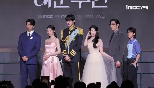 ▲邊佑錫（左三）和IU（右三）主演的《21世紀大君夫人》製作發表會上的拍照時間，IU一直狂比愛心狂換動作，反觀邊佑錫和其他演員站挺挺。（圖／YouTube@iMBC）