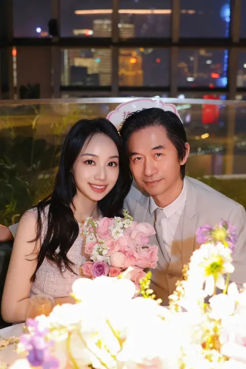 ▲▼36歲張菁芳（上圖左、下圖）與黃舒駿親密靠頭合影。（圖／黃舒駿臉書）