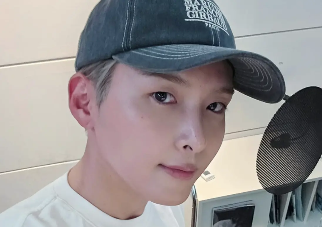 ▲Super Junior（SJ）演唱會釀出欄杆斷掉、粉絲不慎墜落的意外，成員厲旭（如圖）發文自責，道歉表示自己反應太慢，也謝謝粉絲的諒解。（圖／IG@ryeo9ook）