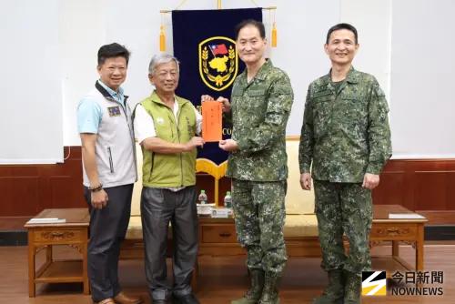 ▲文富食品董事長趙壽全慰訪陸軍第8軍團指揮部。（圖／記者莊全成攝，2026.04.07）