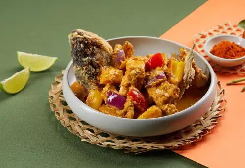 ▲「椰香咖哩寶石鱸魚」用料講究，選用宜蘭山泉水養殖的寶石鱸入菜。（圖／Asia49提供 www.mega50.com.tw/ch/asia49）