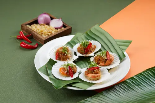 ▲「菜脯醬蒸扇貝」以自炒自製的「菜脯醬」，是道獨特的馬來西亞菜。（圖／Asia49提供 www.mega50.com.tw/ch/asia49）