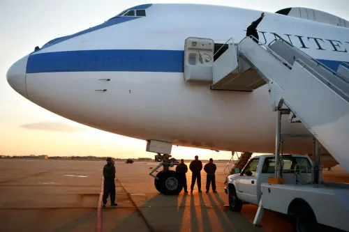 川普預告今晚摧毀伊朗！美軍「末日飛機」升空盤旋引關注　