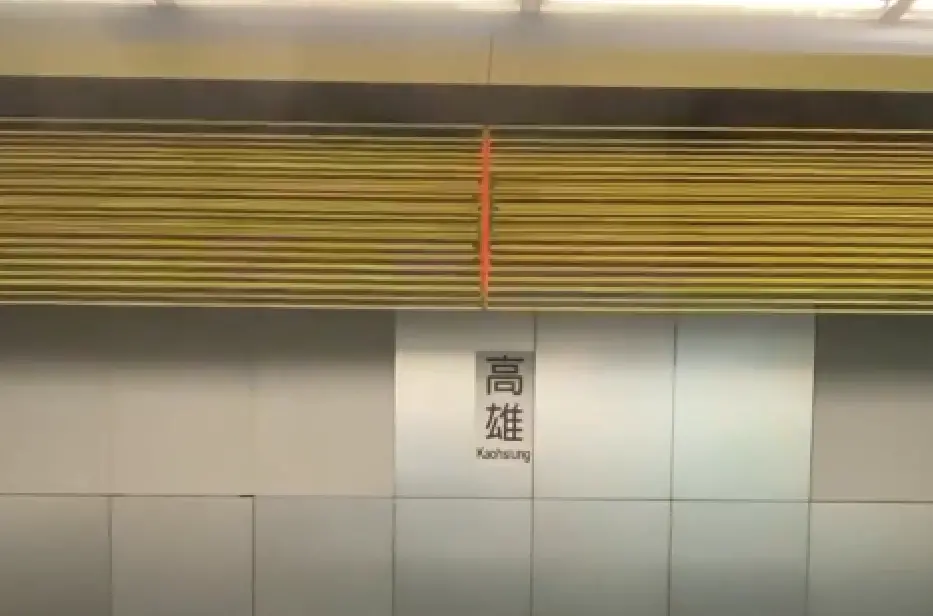 ▲台鐵於高雄車站新落成的第二月台試辦「纜繩式」月台門，不少旅客已經親眼目睹完工的模樣，紛紛留言大讚台鐵跟上國際。（圖／翻攝自Threads@chanskym）