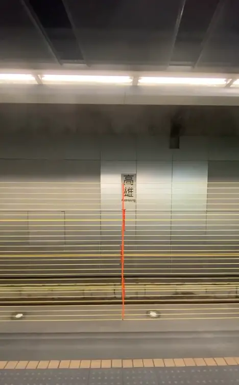 ▲台鐵導入的「纜繩式」月台門如電動百葉窗般運作，由多條鋼纜構成防護網，具備防穿越與抗衝擊能力，並設有手動備援操作機制。（圖／翻攝自Threads@chanskym）