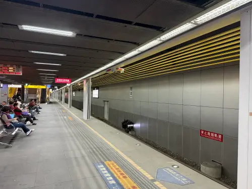 ▲「纜繩式」月台門相較全罩式更具彈性，適合台鐵多樣車型環境，未來若擴大導入，成本與安全效益可望同步提升。（圖／翻攝自臉書粉專「高雄好過日」）