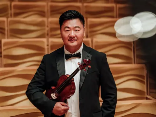 ▲特邀旅美小提琴家胡盛華，紐約大都會歌劇院管弦樂團首位華人聲部首席，曾三度榮獲葛萊美獎。（圖／跨時代交響樂團提供）