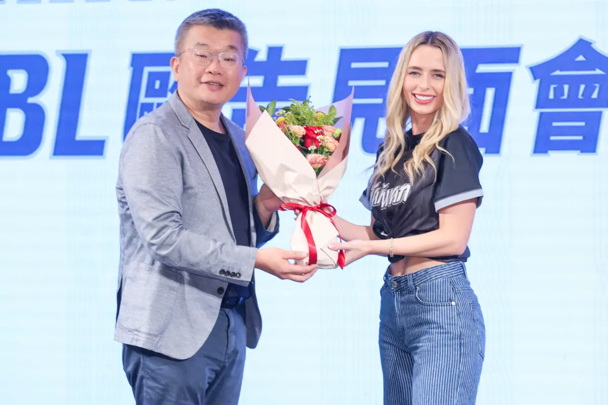 ▲蔡其昌（左）認為亞太球場攤販爭議只是遠因，背後重點在於球場租用方式，早在很久以前，他就認為日租模式會衍生許多問題，OT模式（認養球場）才是創造三贏的長久之計。（圖／記者趙文彬攝）