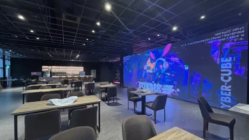 ▲《閃動格子》南港旗艦概念館導入全新 400 吋大型互動螢幕，除可作為互動遊戲體驗設備外，也串聯餐廳內用區域，打造結合娛樂、用餐與社交的沉浸式場域。（圖／翻攝畫面）