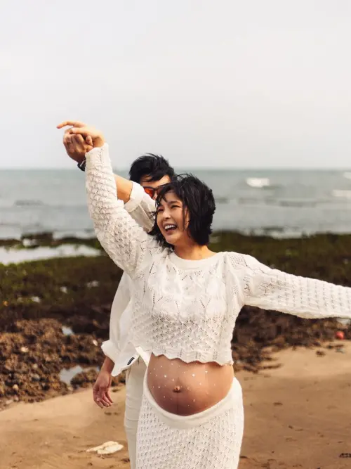 ▲黃沐妍即將在下個月生產，她也於IG分享與老公拍的海邊寫真。（圖／黃沐妍IG@tystarpiggggg）