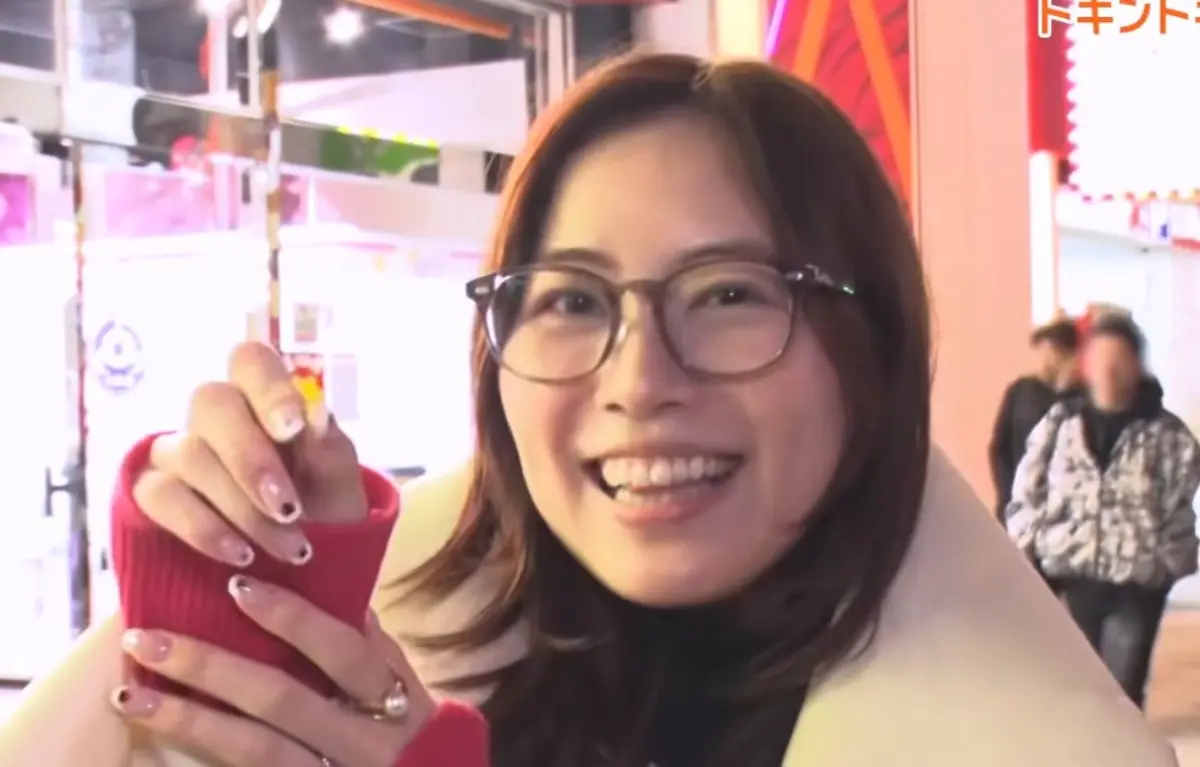 ▲不只魏如萱被當成民眾街訪！日本節目街訪隨機抓路人，結果一轉頭竟是AKB48姐妹團SKE48前C位成員松井珠理奈 ，正好跟老公和朋友外出吃飯被捕捉。（圖／日本電視台 《翻訳不能！超ピンポイント用語》）