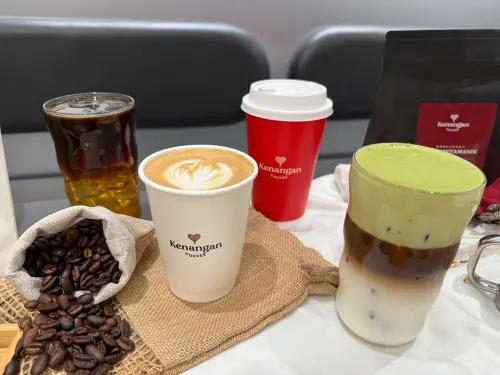 ▲印尼「凱娜克咖啡Kenangan Coffee」台灣首店開箱！4月10日新光三越A11開幕優惠「全飲品買一送一」。（圖／記者蕭涵云攝）