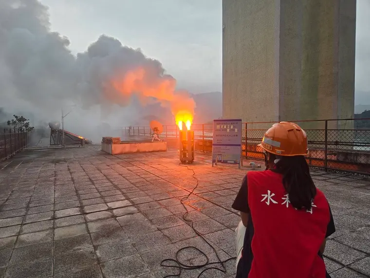 ▲清明連假鋒面於嘉義及台南的降雨並不多，水利署審慎評估後，於15時30分於仁義潭及曾文水庫集水區機動辦理人工增雨作業，盼能增加對水庫挹注。（圖／水利署提供）
