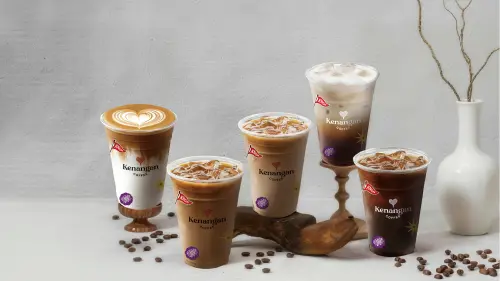 ▲創下日賣10萬杯紀錄的招牌「凱娜克拿鐵」中杯99元，以加入天然棕櫚糖聞名。（圖／凱娜克咖啡Kenangan Coffee提供）