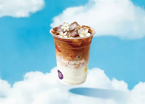 ▲台灣限定「白茉輕雪拿鐵」大杯89元。（圖／凱娜克咖啡Kenangan Coffee提供）