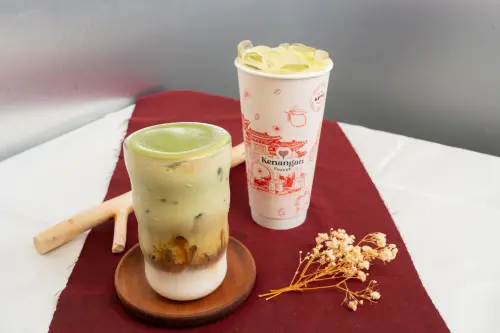 ▲每日限量「開心果瑪奇朵」，大杯139元、特大杯159元。（圖／凱娜克咖啡Kenangan Coffee提供）