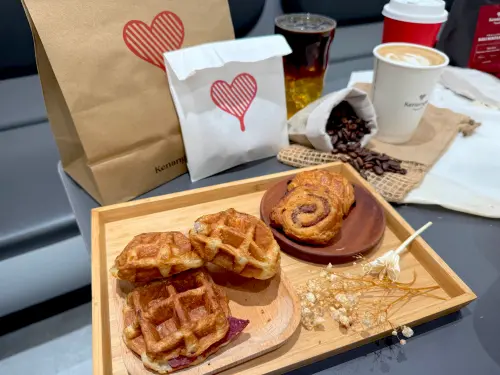 ▲凱娜克烘焙鬆餅49元起、芝士牛肉捲89元，價格落在百元以內。（圖／記者蕭涵云攝）