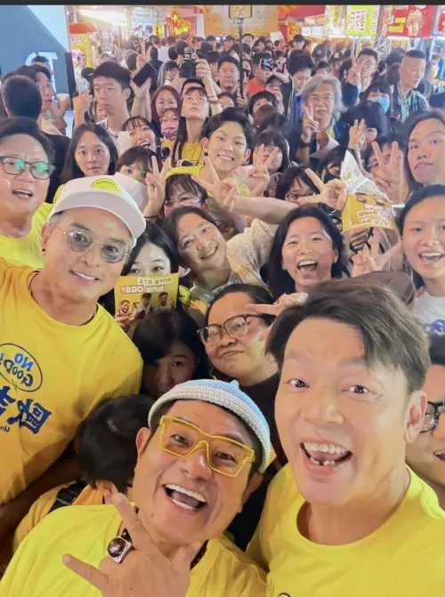 ▲《NO GOOD！歐吉桑》前往夜市掃街，受到民眾熱烈歡迎，李銘順（前排左起）、許效舜、李國煌對於合照要求，幾乎不會拒絕。（圖／萬騰文化創意提供）