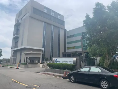 ▲半導體特用化學材料大廠新應材（4749）專攻先進製程供應鏈，圖為位於桃園的生產基地暨研發中心外觀。今年擬配發每股 8.0 元現金股利，為存股族焦點之一。今（8）日適逢 2026 股東會紀念品最後買進日，有意領取的投資人需留意收盤時間。（圖／翻攝自Google地圖）