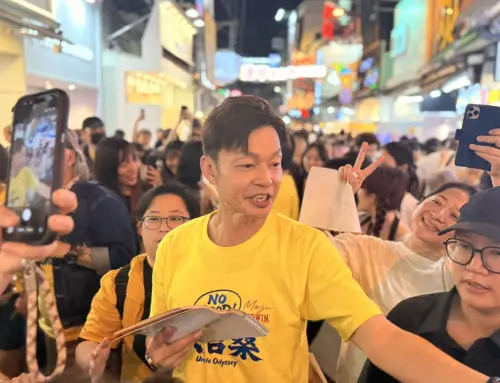 ▲李國煌（中）在夜市對民眾發《NO GOOD！歐吉桑》電影傳單，希望大家多多支持。（圖／萬騰文化創意提供）