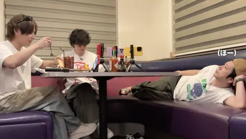 ▲二宮和也（右一）在二月發布的關島旅行影片中，也因為橫躺在沙發上被炎上。（圖／YT @よにのちゃんねる）