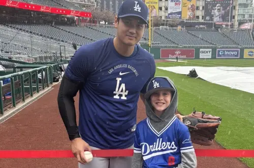 大谷翔平「1暖舉」被讚爆！大雨中與小球迷合照　還將球送給對方