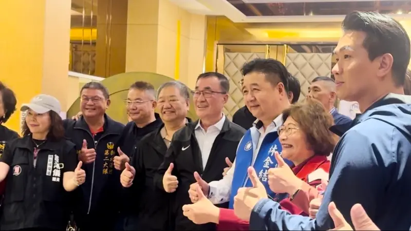    ▲侯友宜出席新北市義消總隊防宣大隊顧問團聯誼暨大中分隊表揚活動，跟國民黨新北市長參選人李四川同台。（圖／讀者提供）  