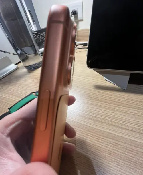 ▲鼎威維修建議，若發現iPhone 17 Pro背板浮起，不要自行撬開，也不要硬壓回去，避免造成受損。（圖／翻攝鼎威維修臉書粉專）