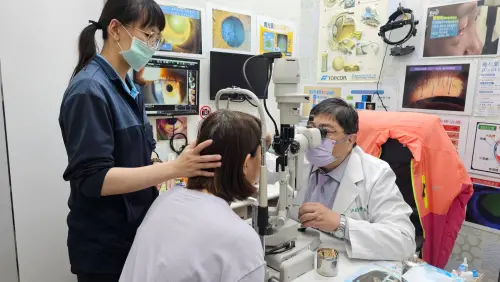 ▲ 洪啓庭提醒大家，一旦有以下症狀，如視力模糊、畏光、眩光、立體感消失、色彩感知改變(看東西顏色變淡)時，應請儘速尋求眼科醫師評估與治療。（圖／洪啓庭醫師提供）