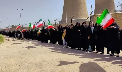 伊朗官員號召人民「牽手護電廠」！民眾組人鏈肉身當坦畫面曝光