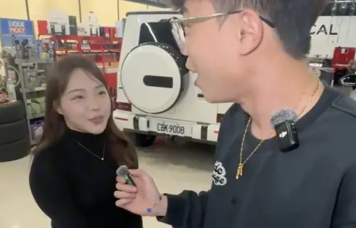 竹北吊車大王女兒超正！鏡頭前賣200萬二手BMW　靦腆笑容全網暈船