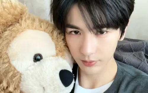 張凌赫家庭照被挖出！眉眼神複製媽媽、190公分身高全遺傳自爸爸