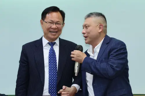 強迫當競總主委？張啓楷堅持手拉手　翁壽良面有難色吐心聲