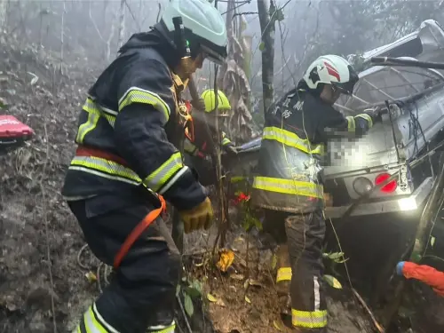 ▲南投田姓兄弟倆採檳榔返家途中墜50米深谷，弟弟頭部重創壓車底亡。（圖／南投縣消防局提供）