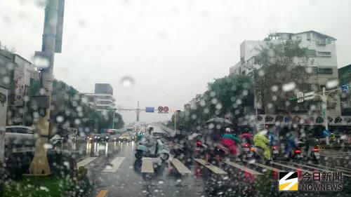 ▲突如其來的暴雨是機車族的日常惡夢！網友笑稱能憑嗅覺「秒知要下雨」提前穿雨衣，卻被日本朋友吐槽是河童。（圖／NOWNEWS 資料照）