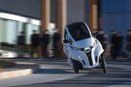 不淋雨三輪開訂！駕艙機車4/8個人預購　售價、車色曝：明年交車