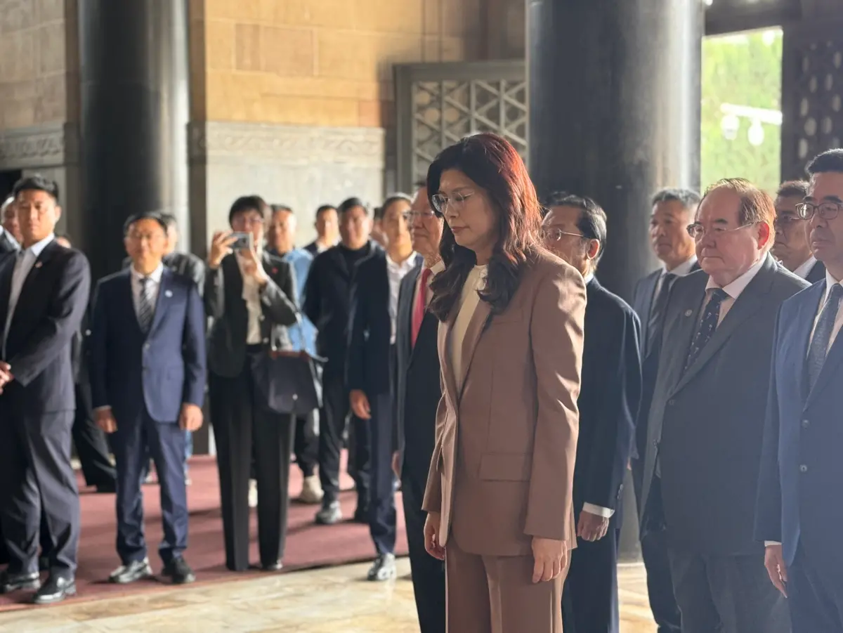 ▲國民黨主席鄭麗文拜謁中山陵，祭文一開始就直接表述「中華民國」，與當年連戰謁陵祭文模式相同。（圖／記者陳韻年攝）