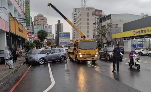 高雄男「精神不濟」出事了！開車衝對向撞3車　車內3人全受傷