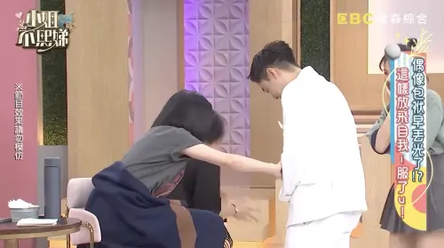 ▲朱宇謀曾在節目中作勢給小S看私處。（圖／翻攝自《小姐不熙娣》YouTube）