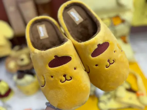 ▲Paidal 布丁狗毛絨室內拖鞋，加價購599元。（圖／記者鍾怡婷攝）