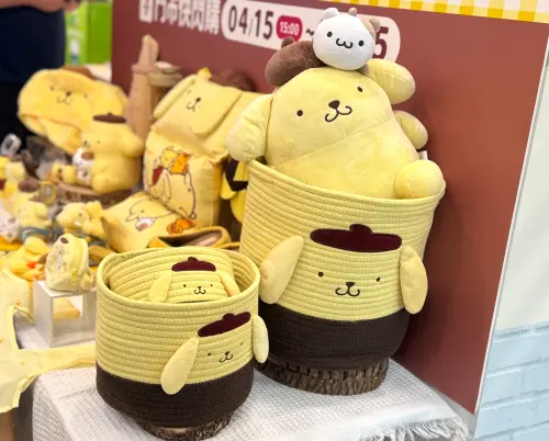 ▲收納籃三入組（售價599元）；紀念絨毛公仔組（售價799元）。（圖／記者鍾怡婷攝）